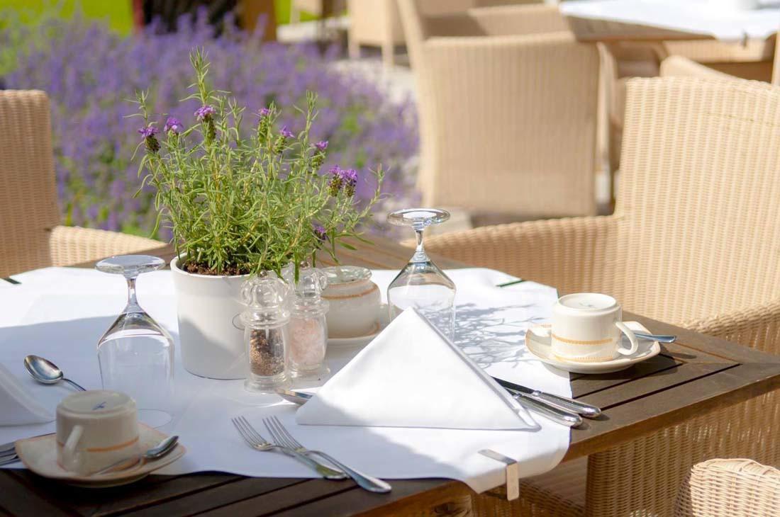 Grand Hotel Binz Dış mekan fotoğraf A table set for fine dining