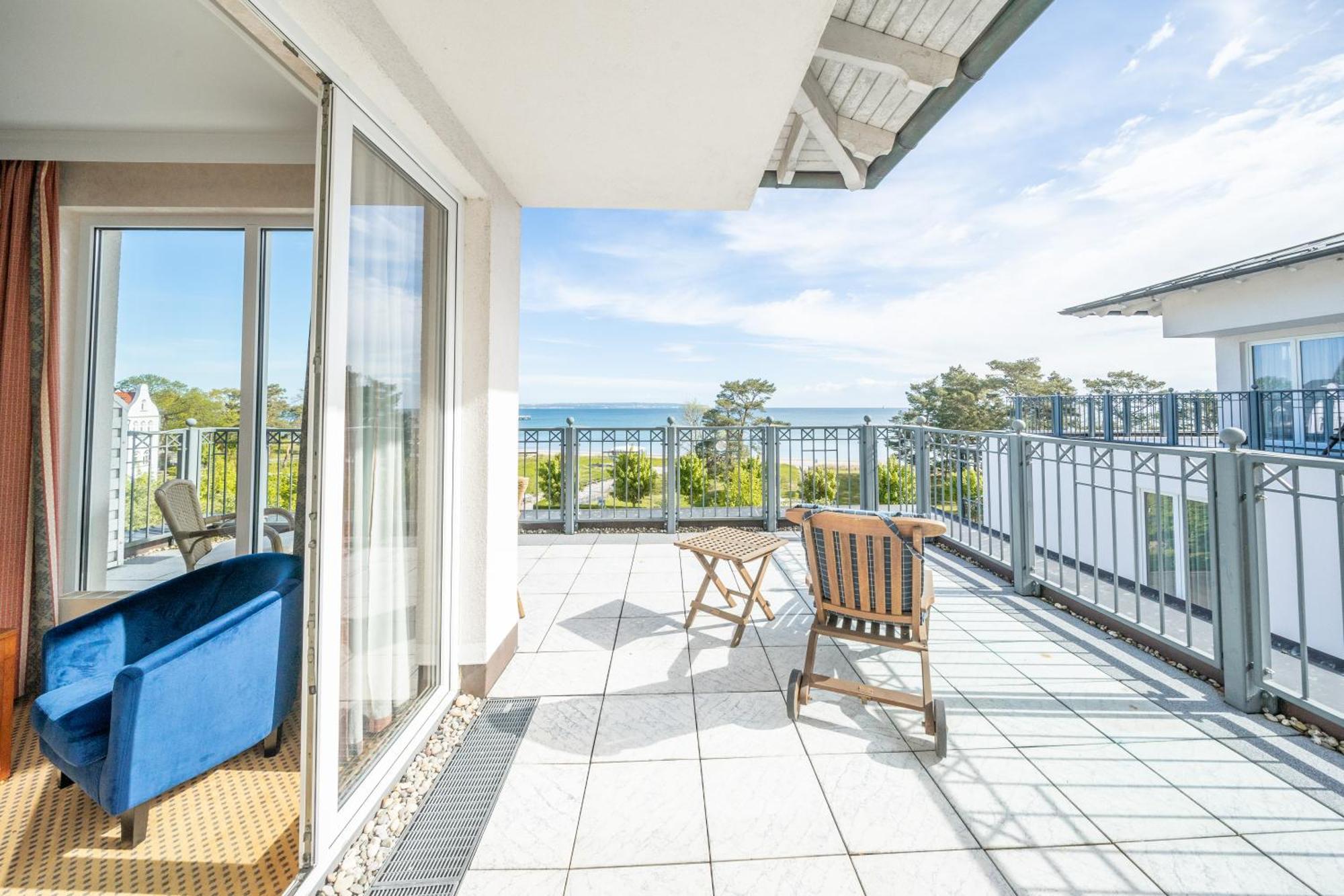 Grand Hotel Binz Dış mekan fotoğraf A balcony