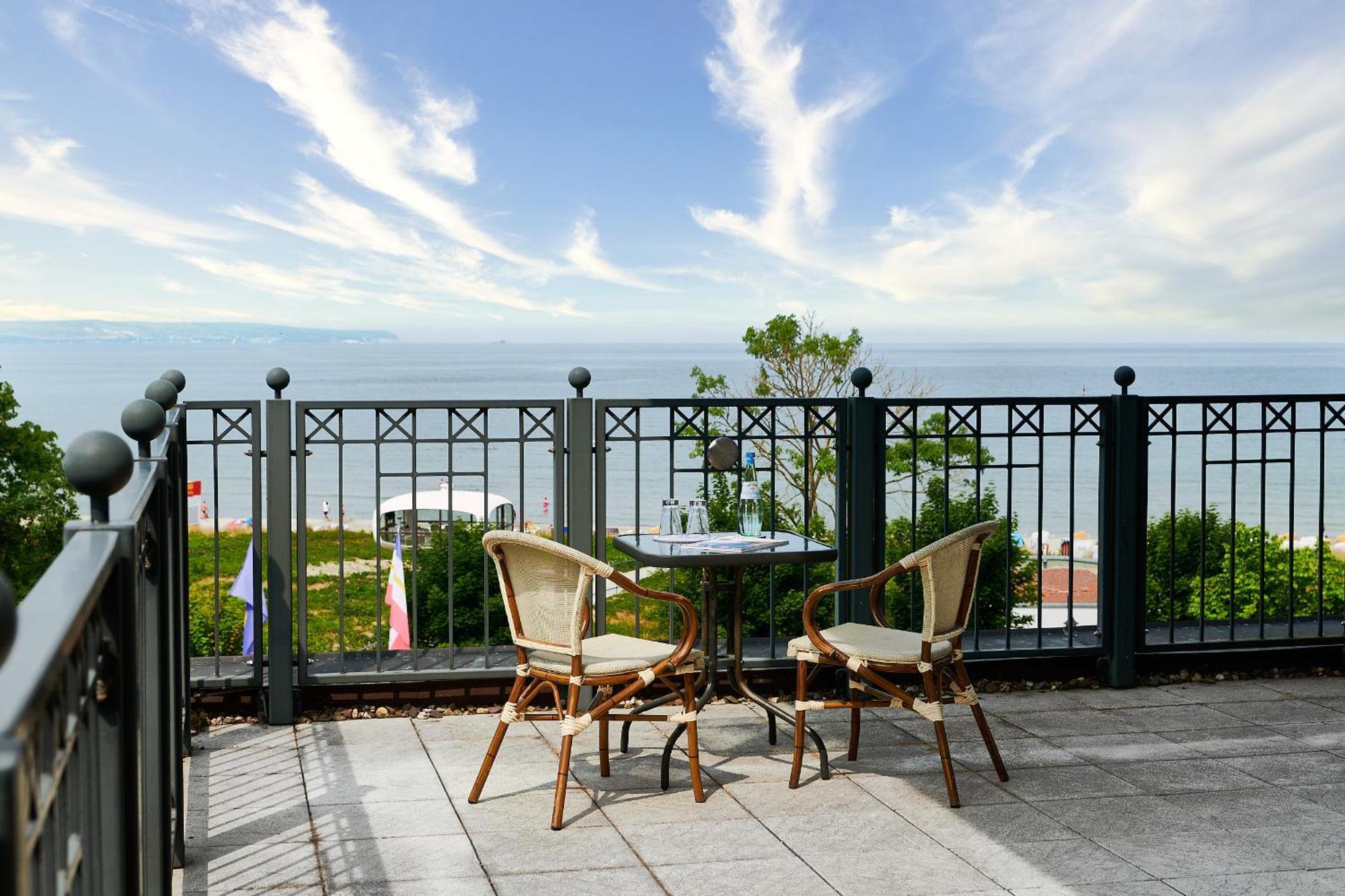 Grand Hotel Binz Dış mekan fotoğraf A balcony