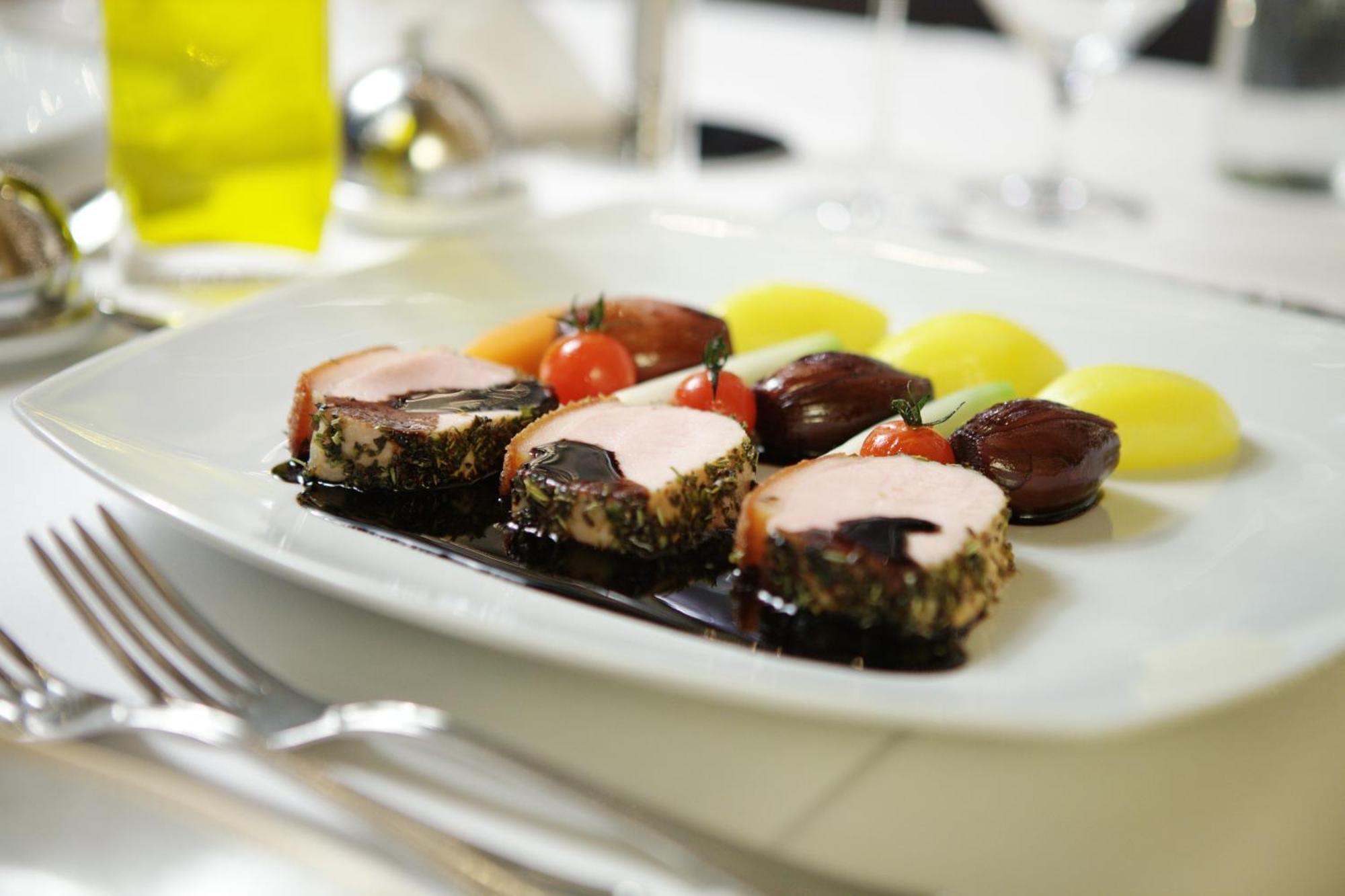 Grand Hotel Binz Dış mekan fotoğraf A plate of pork tenderloin