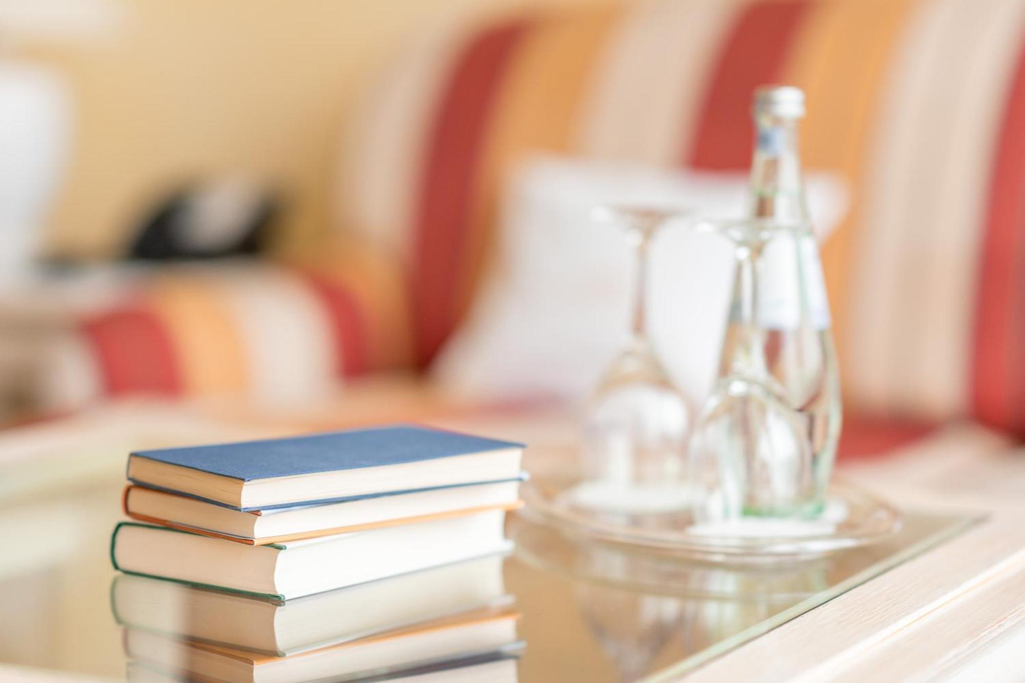 Grand Hotel Binz Dış mekan fotoğraf A stack of books