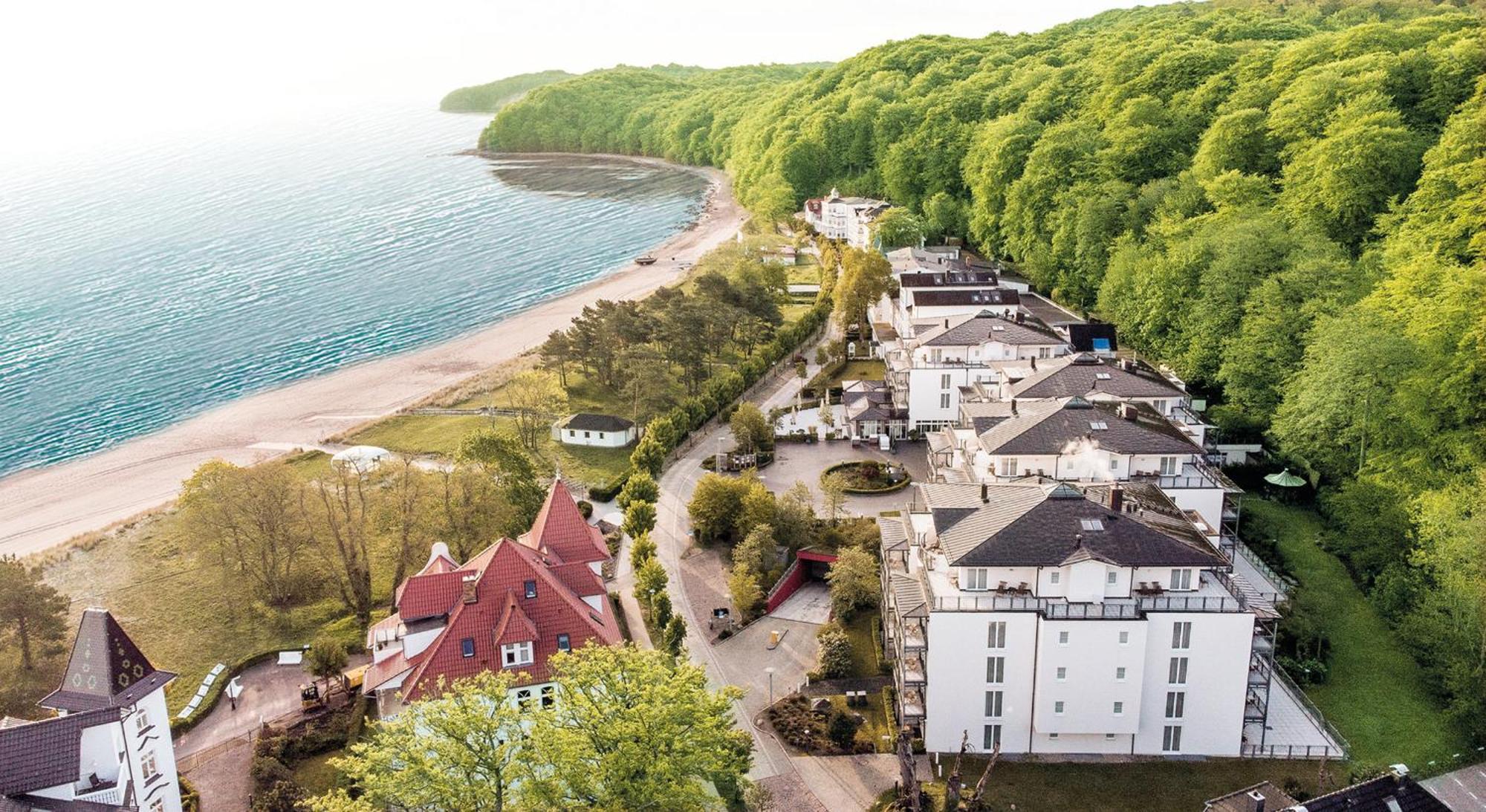 Grand Hotel Binz Dış mekan fotoğraf Aerial view of the resort