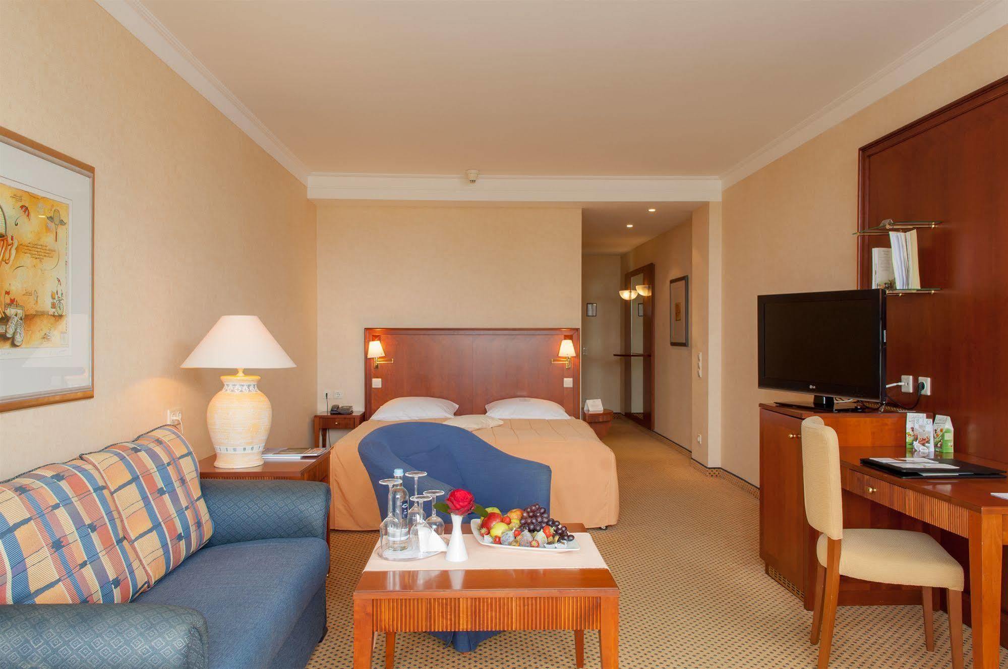 Grand Hotel Binz Dış mekan fotoğraf A typical hotel room
