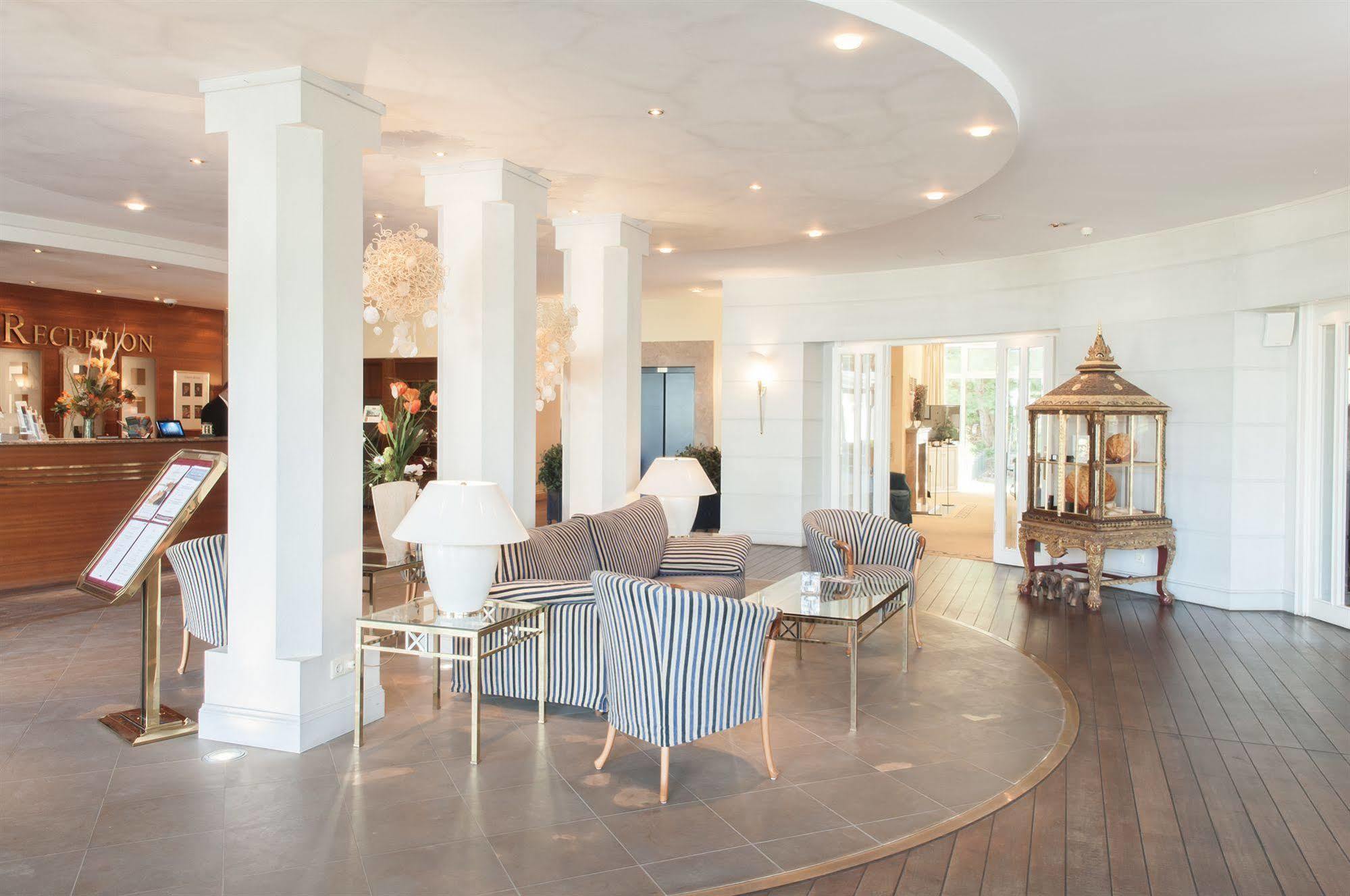 Grand Hotel Binz Dış mekan fotoğraf The lobby of the hotel