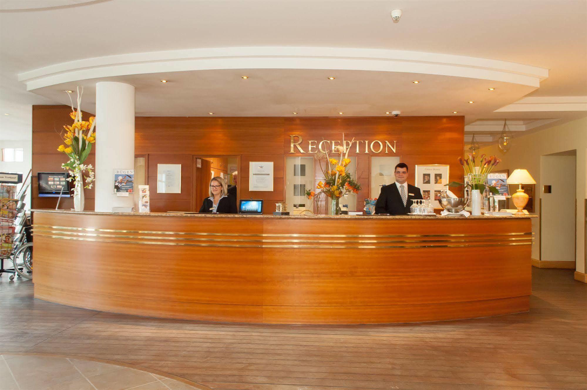 Grand Hotel Binz Dış mekan fotoğraf Reception desk at a hotel